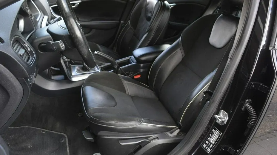 VOLVO V40 -