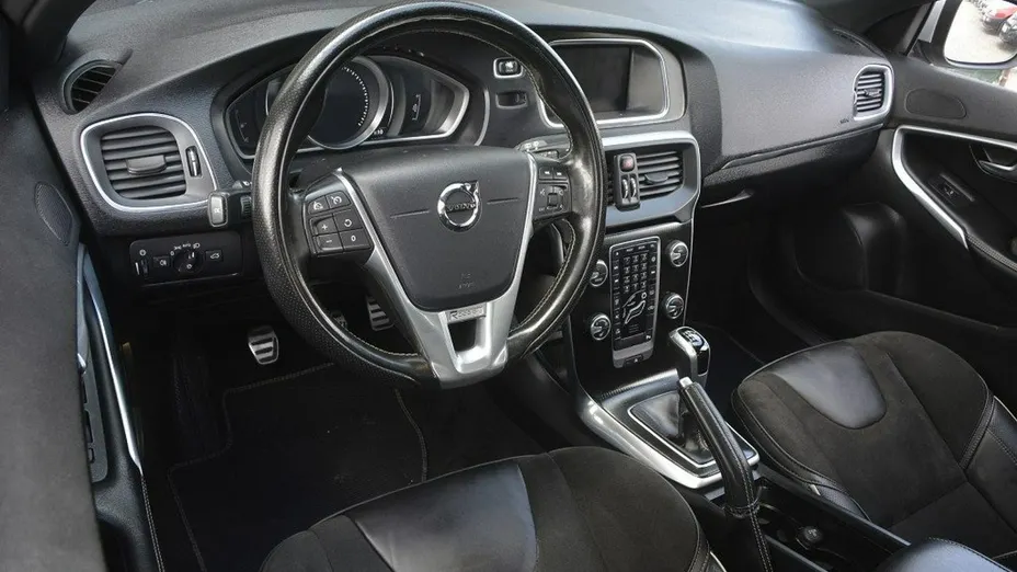 VOLVO V40 -