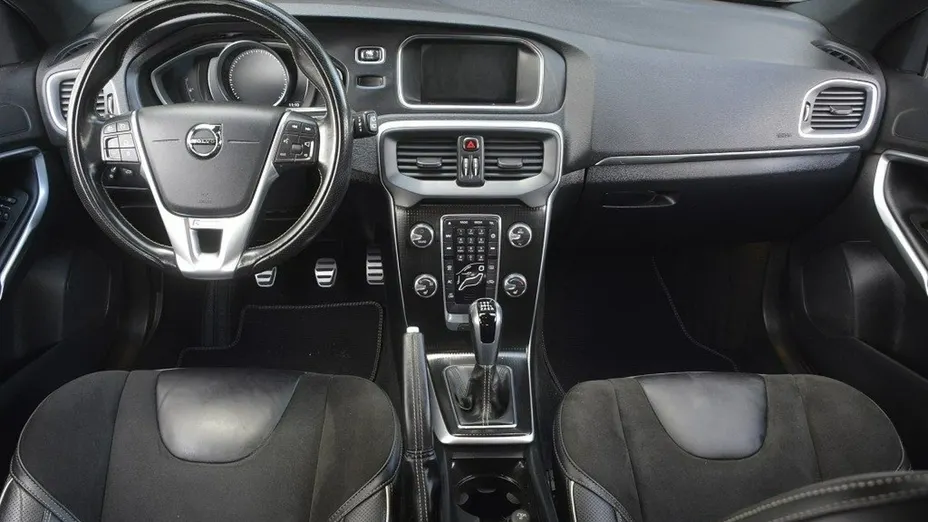 VOLVO V40 -