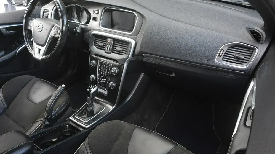 VOLVO V40 -