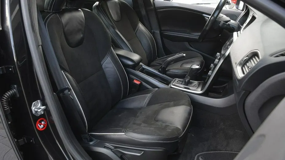 VOLVO V40 -