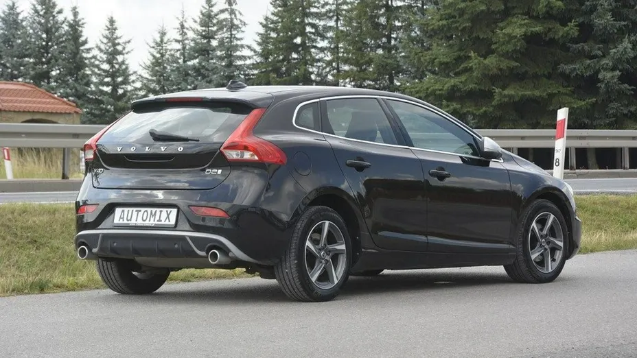 VOLVO V40 -