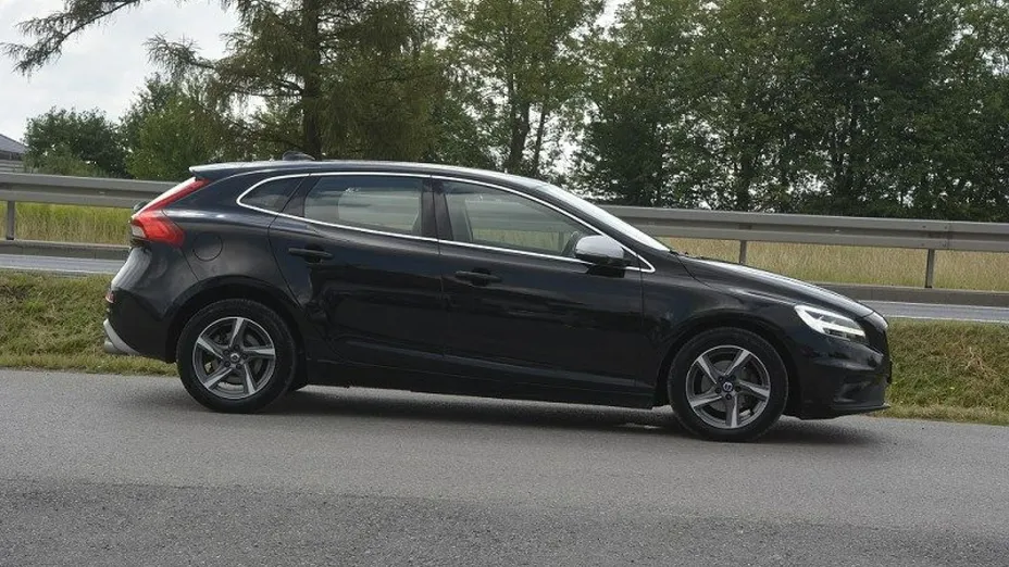 VOLVO V40 -