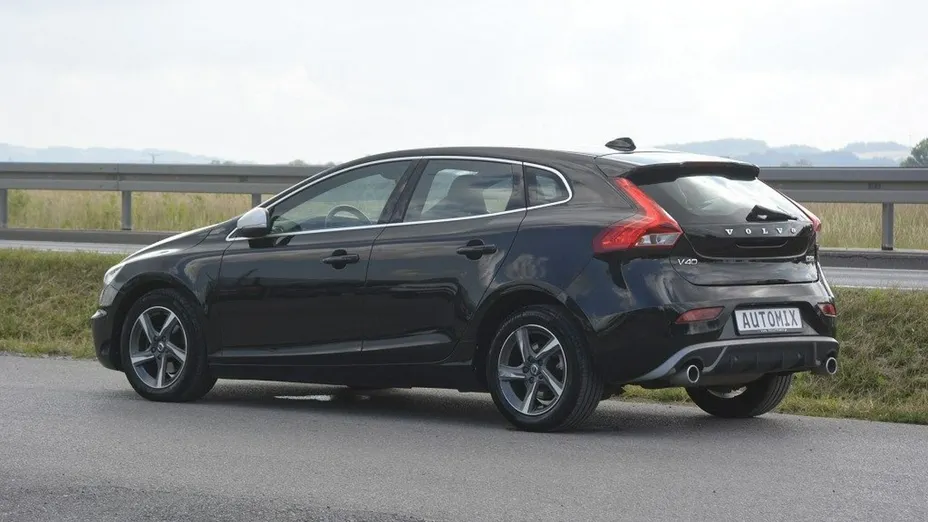 VOLVO V40 -