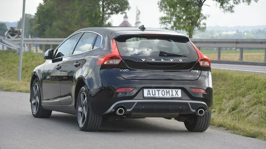 VOLVO V40 -
