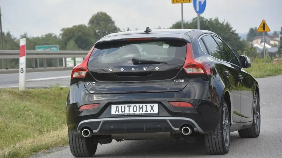 VOLVO V40 -