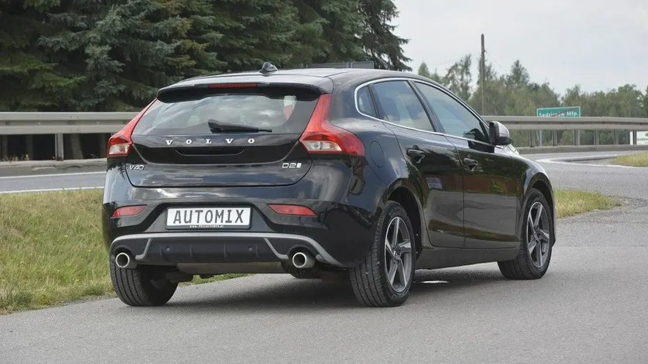 VOLVO V40 -
