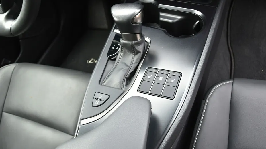 LEXUS UX -