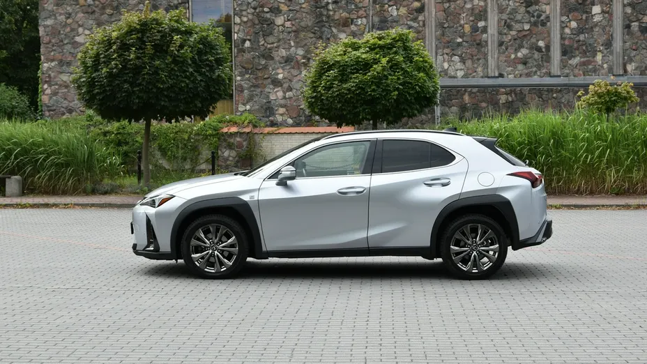 LEXUS UX -