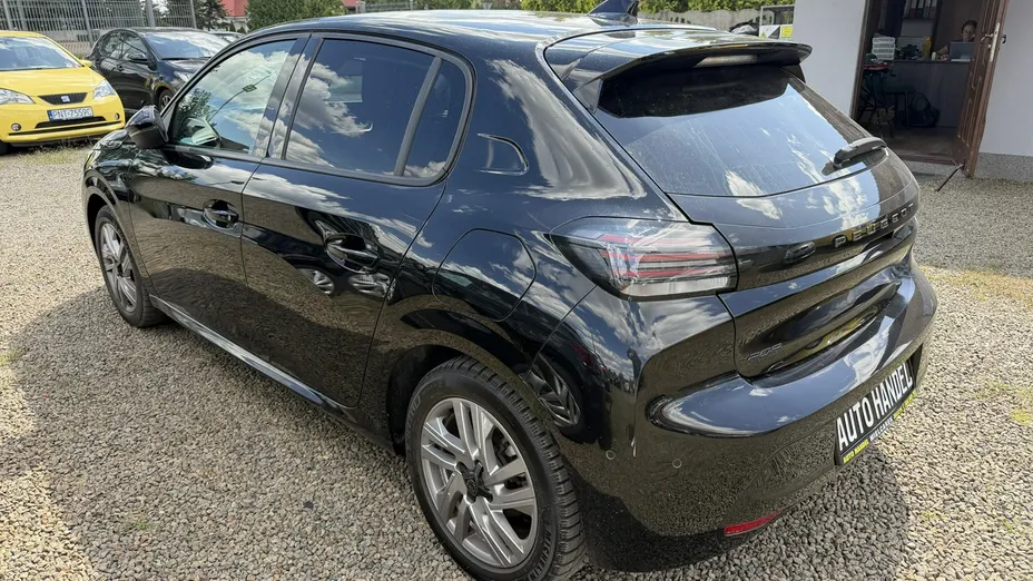 PEUGEOT 208 -