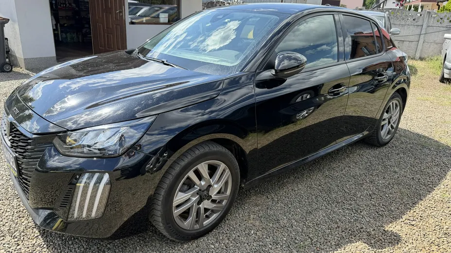 PEUGEOT 208 -