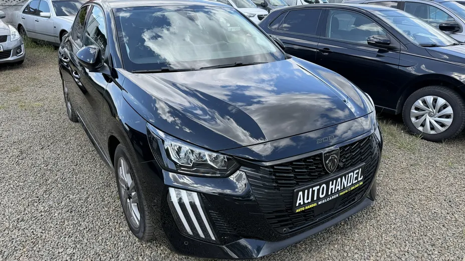 PEUGEOT 208 -