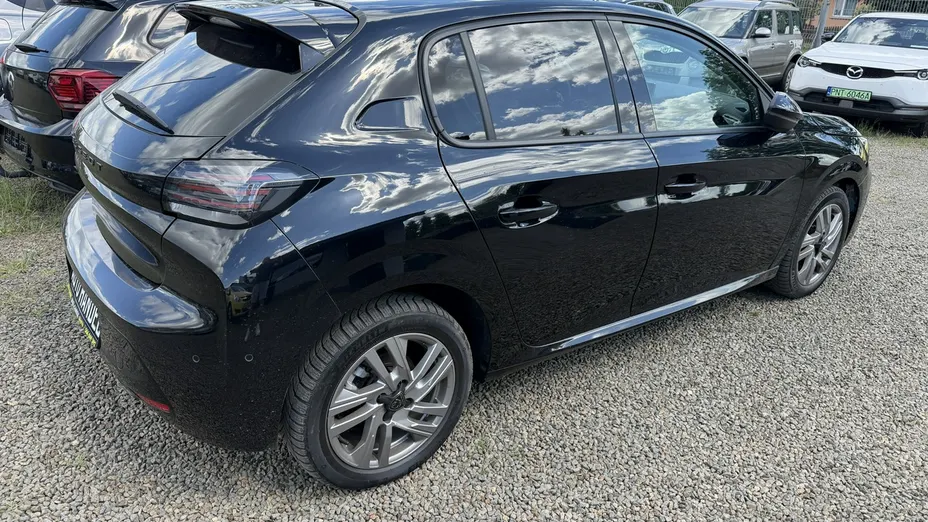 PEUGEOT 208 -
