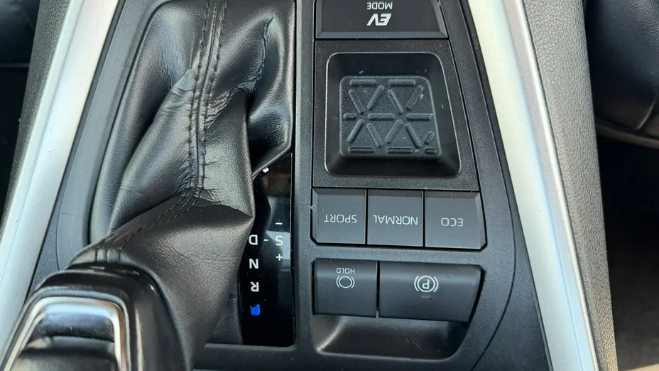 TOYOTA RAV4 -