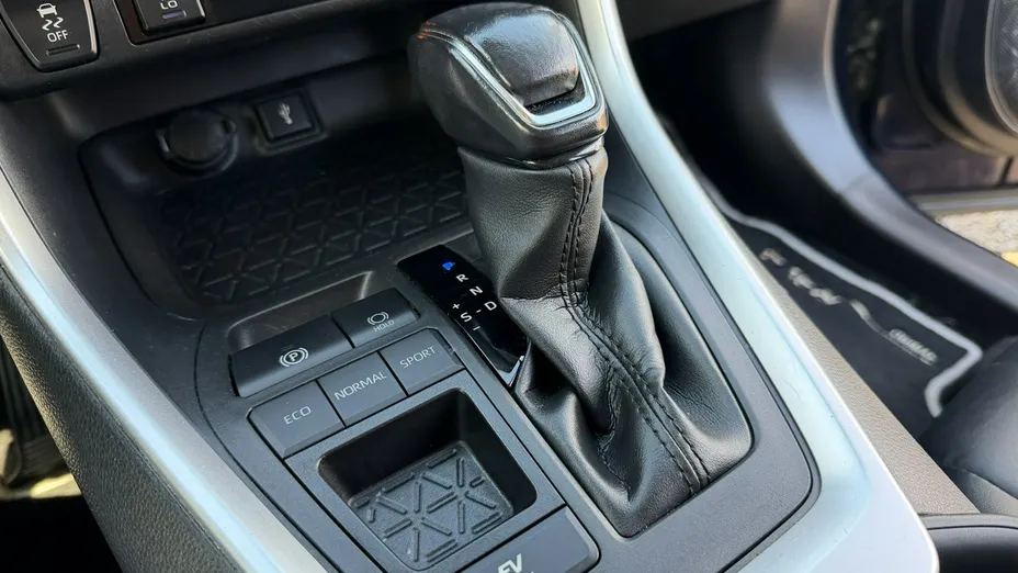 TOYOTA RAV4 -