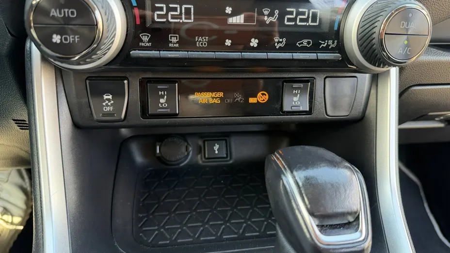 TOYOTA RAV4 -