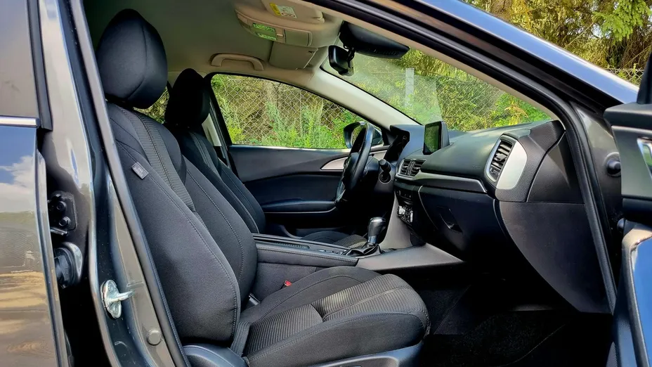 MAZDA 3 -