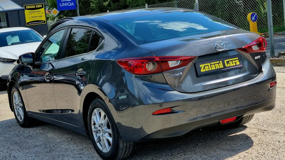 MAZDA 3 -