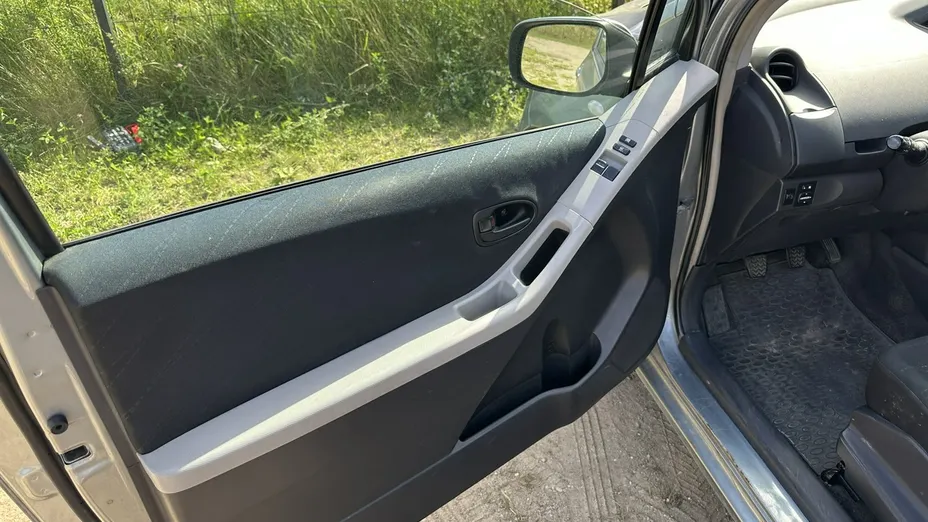 TOYOTA Yaris -