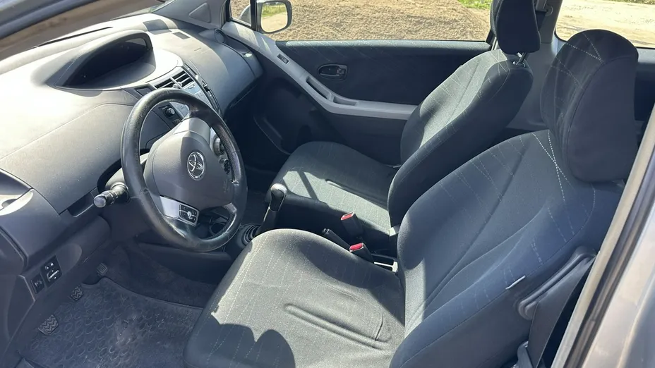 TOYOTA Yaris -