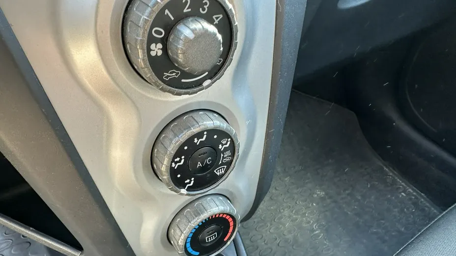 TOYOTA Yaris -