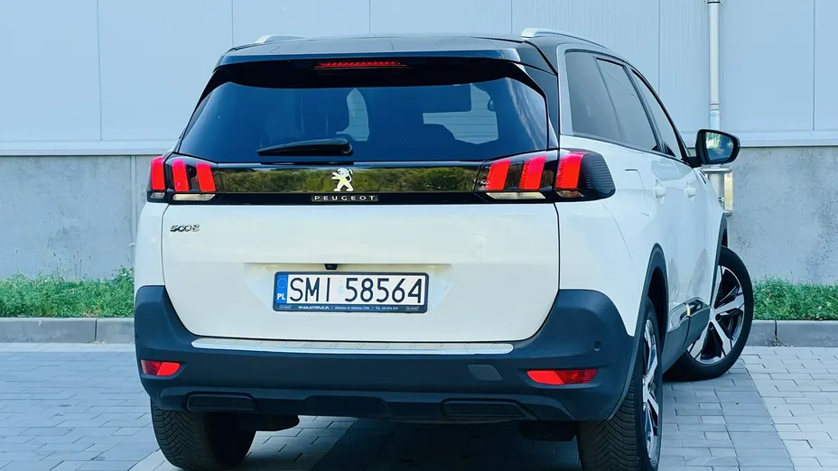 PEUGEOT 5008 -