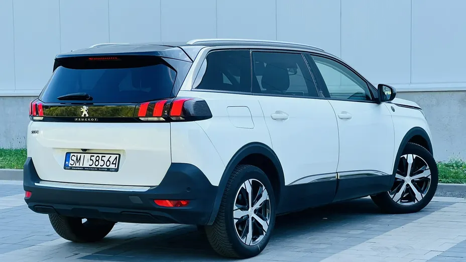 PEUGEOT 5008 -