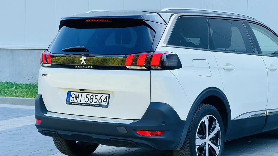 PEUGEOT 5008 -