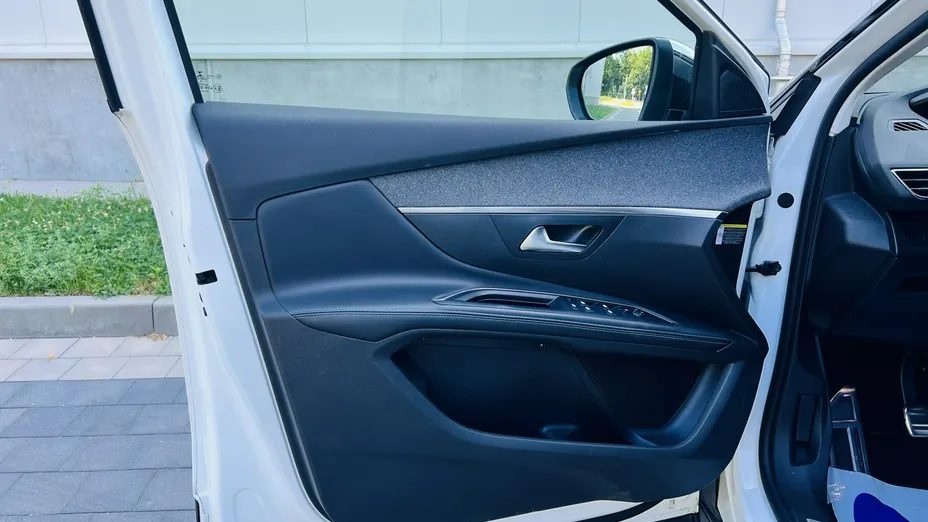 PEUGEOT 5008 -