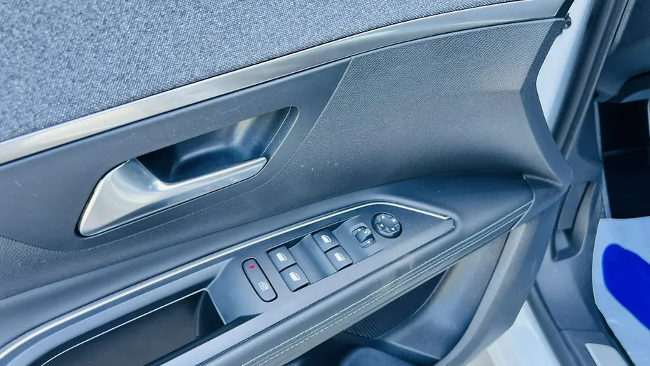 PEUGEOT 5008 -