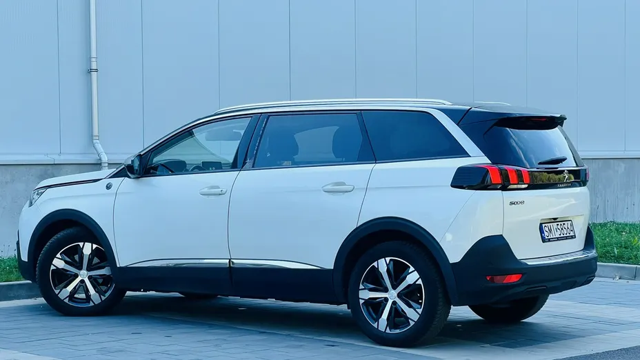 PEUGEOT 5008 -