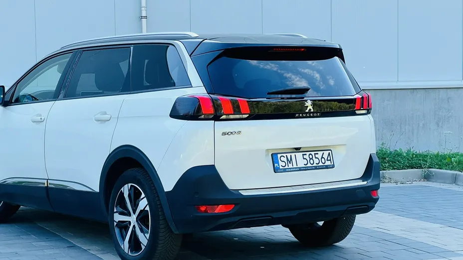 PEUGEOT 5008 -