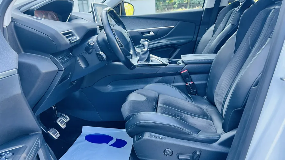 PEUGEOT 5008 -