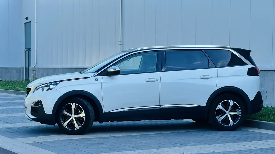 PEUGEOT 5008 -