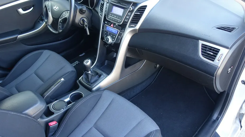 HYUNDAI i30 -