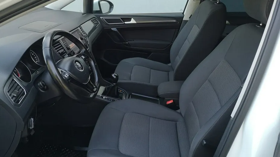 VOLKSWAGEN Golf Sportsvan -