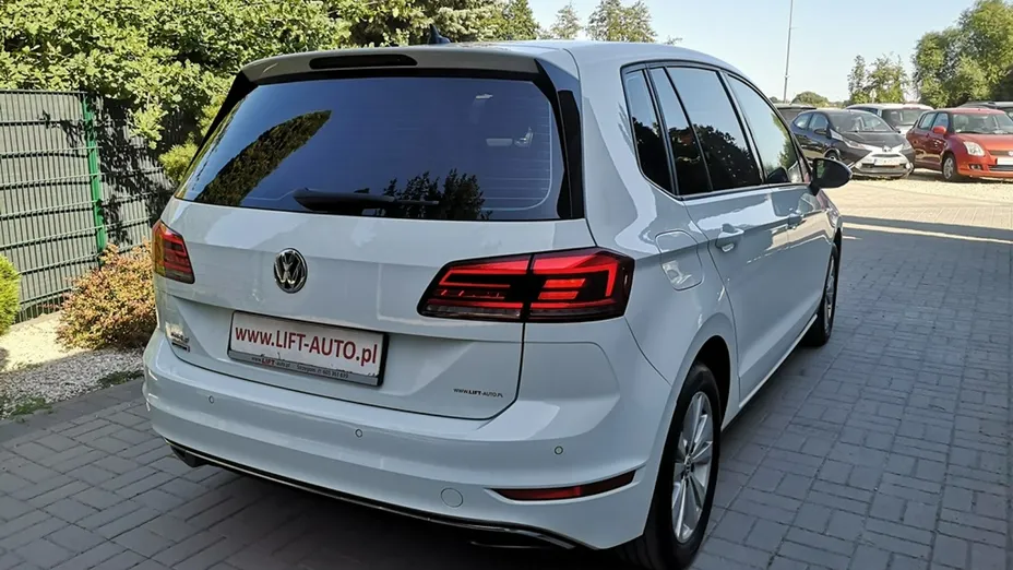VOLKSWAGEN Golf Sportsvan -
