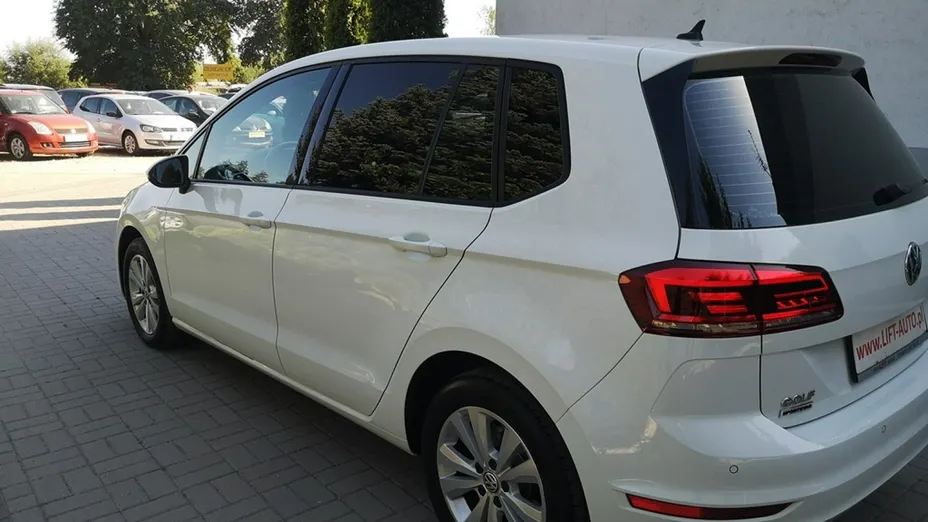 VOLKSWAGEN Golf Sportsvan -