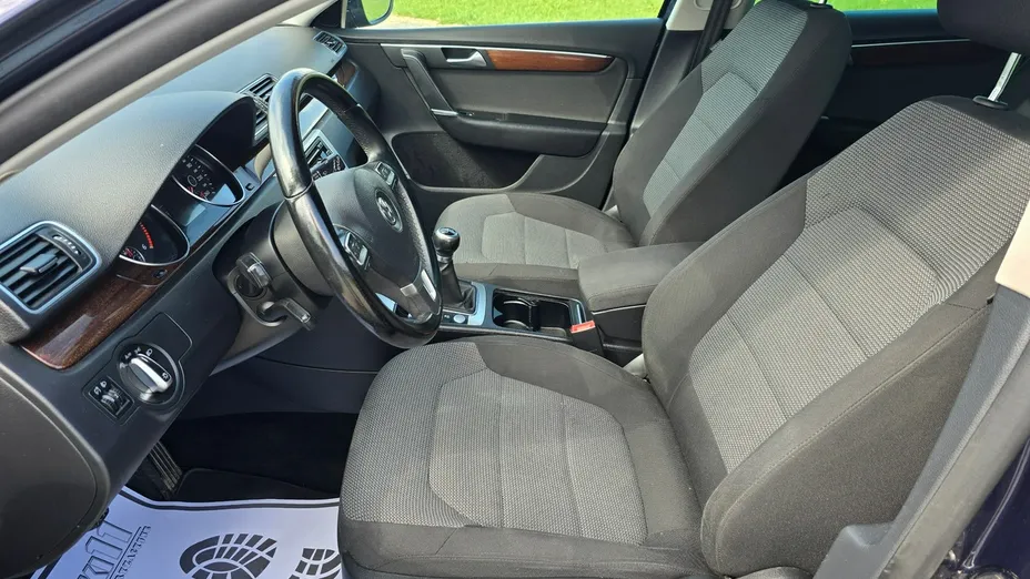 VOLKSWAGEN Passat -