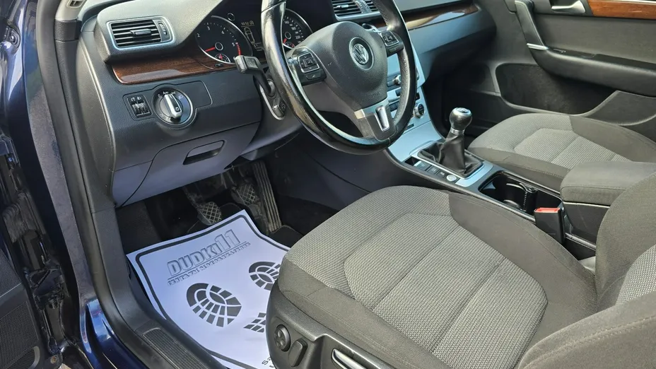VOLKSWAGEN Passat -