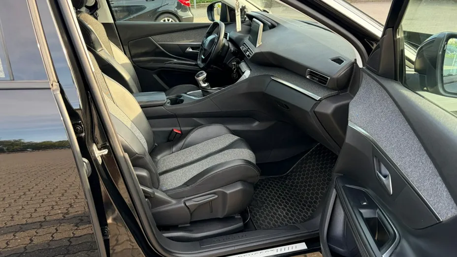 PEUGEOT 5008 -