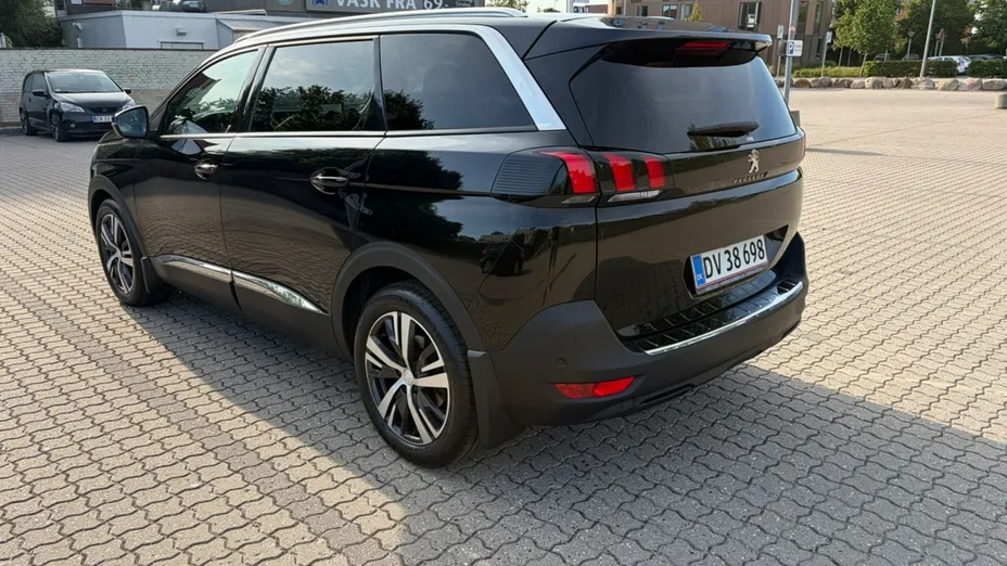 PEUGEOT 5008 -