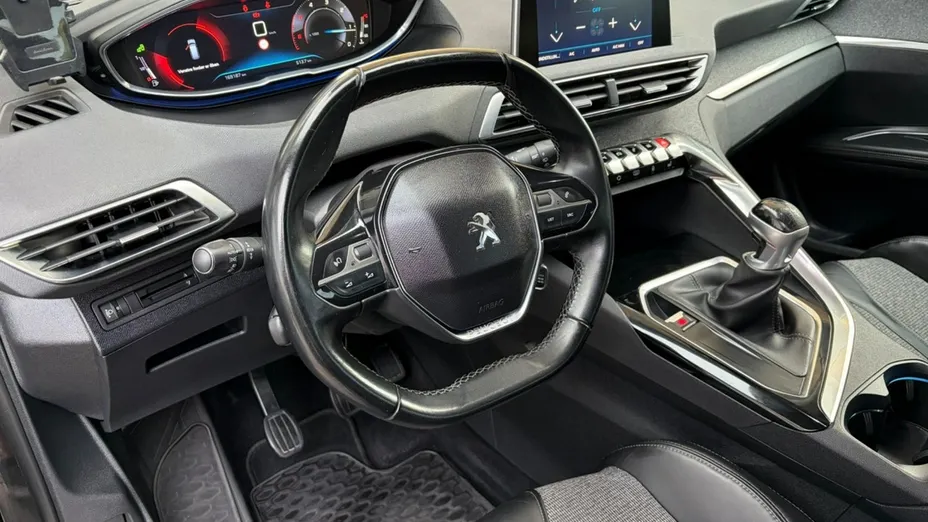 PEUGEOT 5008 -