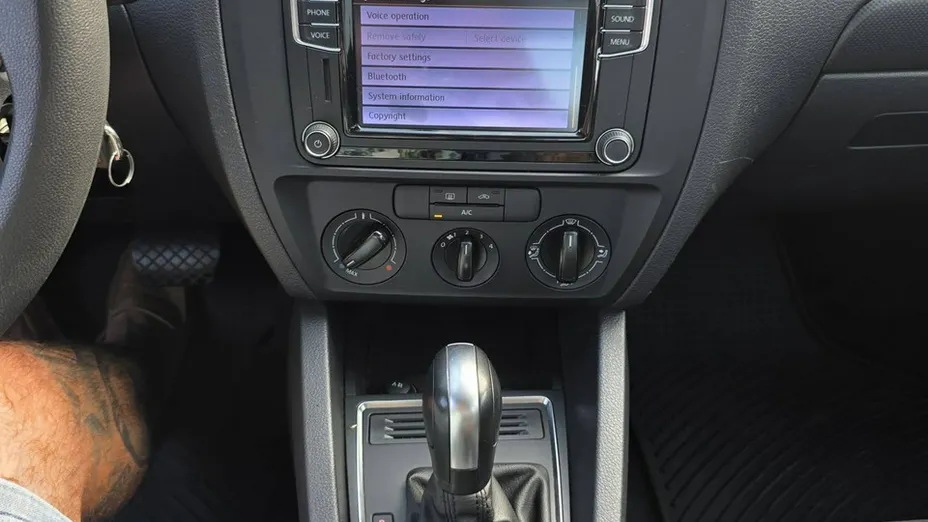 VOLKSWAGEN Jetta -