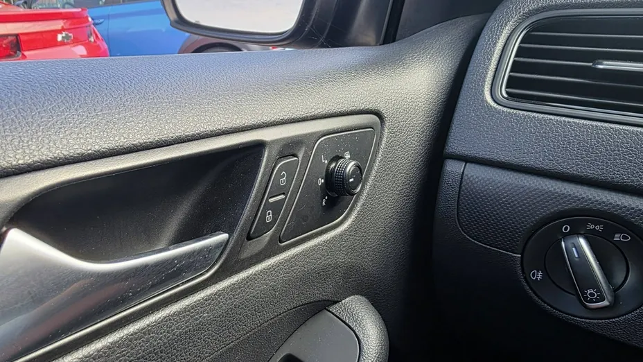 VOLKSWAGEN Jetta -