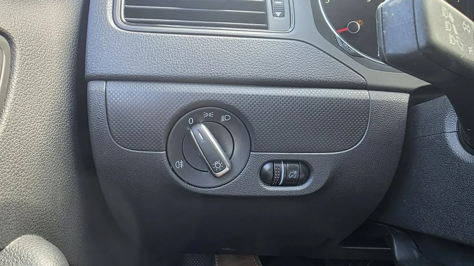 VOLKSWAGEN Jetta -