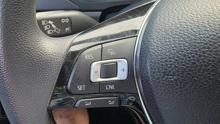 VOLKSWAGEN Jetta -