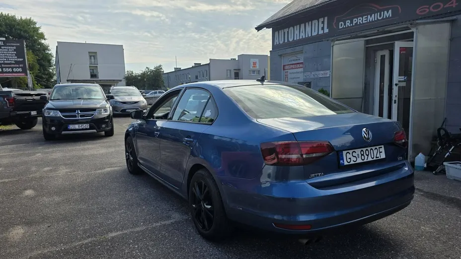 VOLKSWAGEN Jetta -