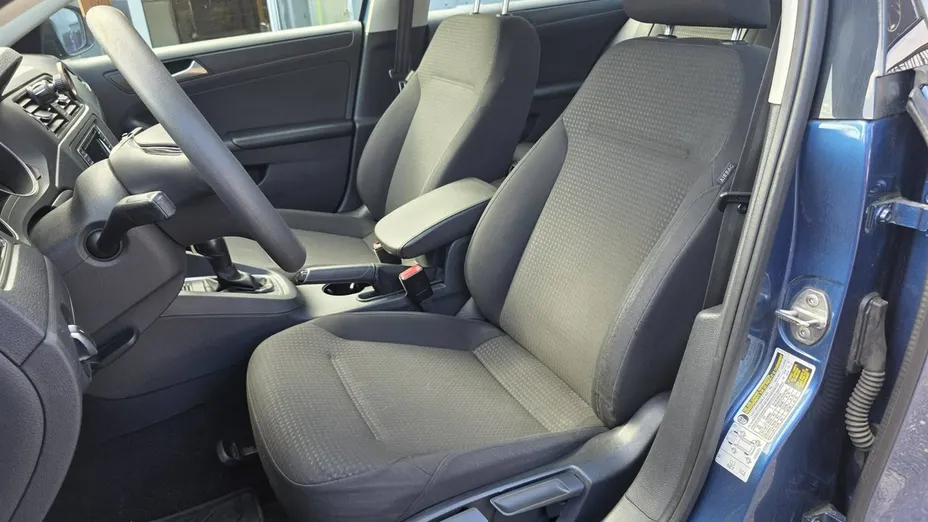 VOLKSWAGEN Jetta -
