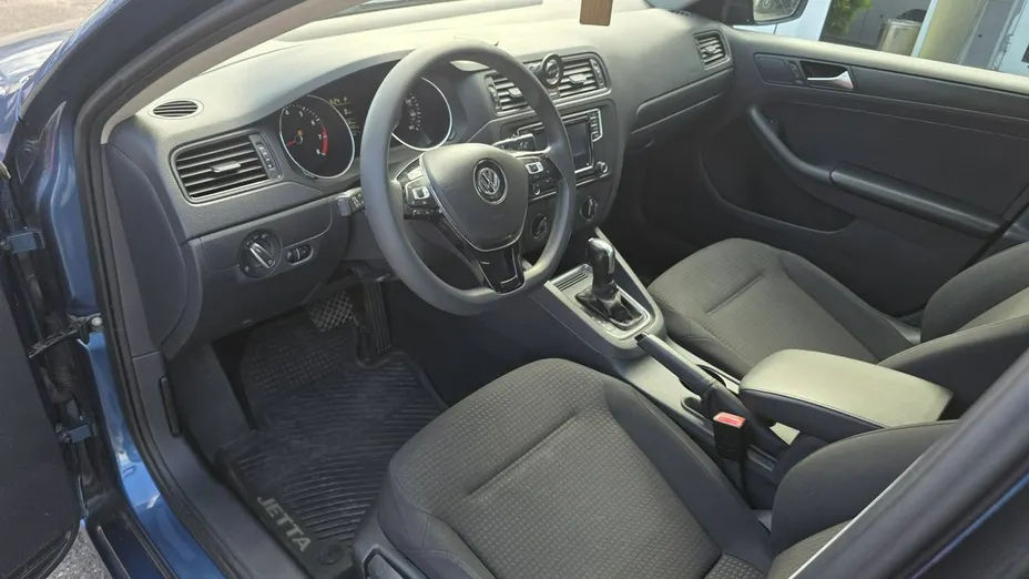 VOLKSWAGEN Jetta -